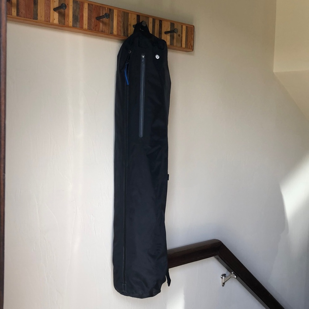 Lululemon Get Rolling Yoga Mat Bag 17L black with blue accents, like new